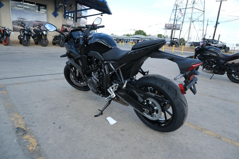 2025 SUZUKI GSX8R in a BLACK exterior color. Family PowerSports (877) 886-1997 familypowersports.com 