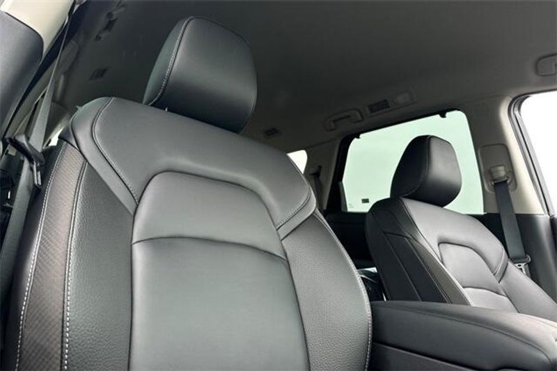 New 2025 Nissan Pathfinder SLImage 15