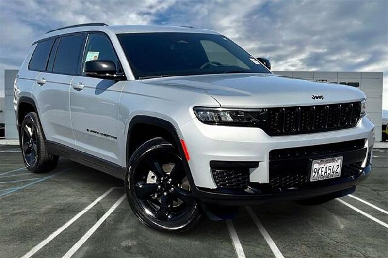 2023 Jeep Grand Cherokee Altitude photo 10