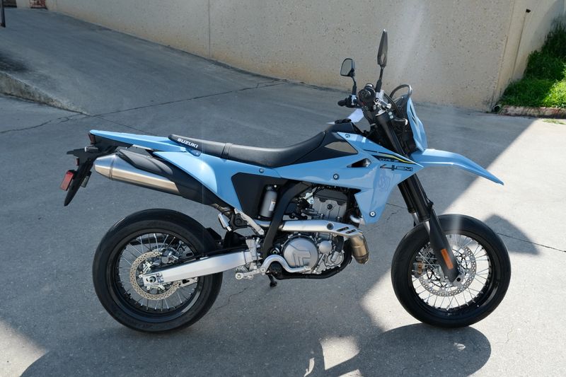 2025 Suzuki DRZ 4SM SKY GRAY Image 2