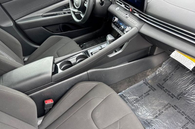 Used 2025 Hyundai Elantra SEL ConvenienceImage 14