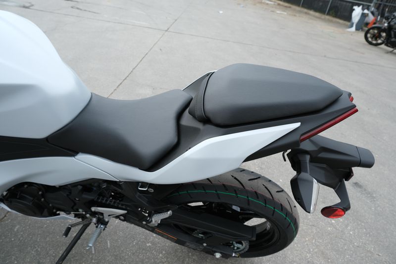 2025 Kawasaki NINJA 500 METALLIC MATTE WHITISH SILVER AND METALLIC MOONDUST GRAYImage 12