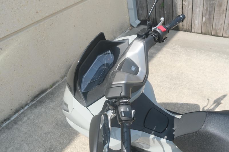 2025 Honda PCX PEARL GRAY Image 14