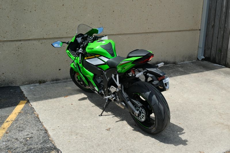 2025 Kawasaki NINJA ZX10R KRT EDITION LIME GREEN AND EBONY AND PEARL BLIZZARD WHITE Image 7