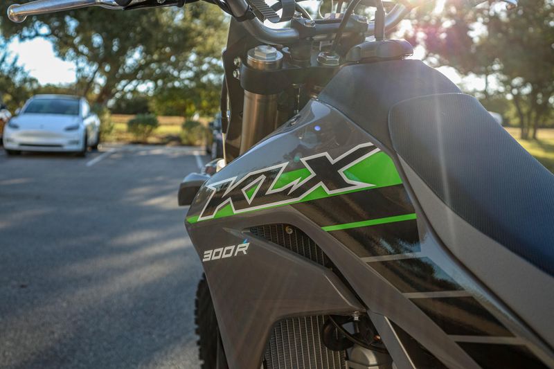 2025 Kawasaki KLX 300R  BATTLE GRAYImage 3