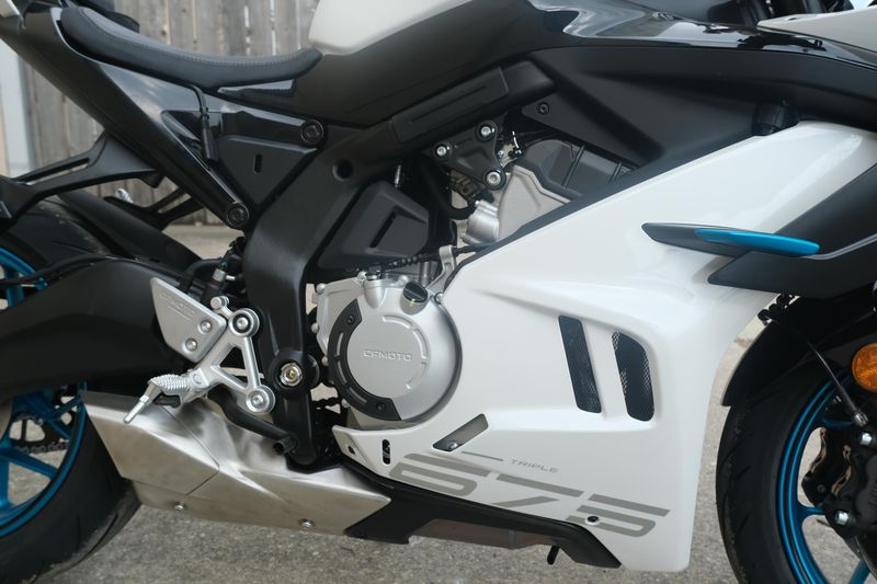 2025 CFMOTO 675SS NEBULA WHITE Image 24