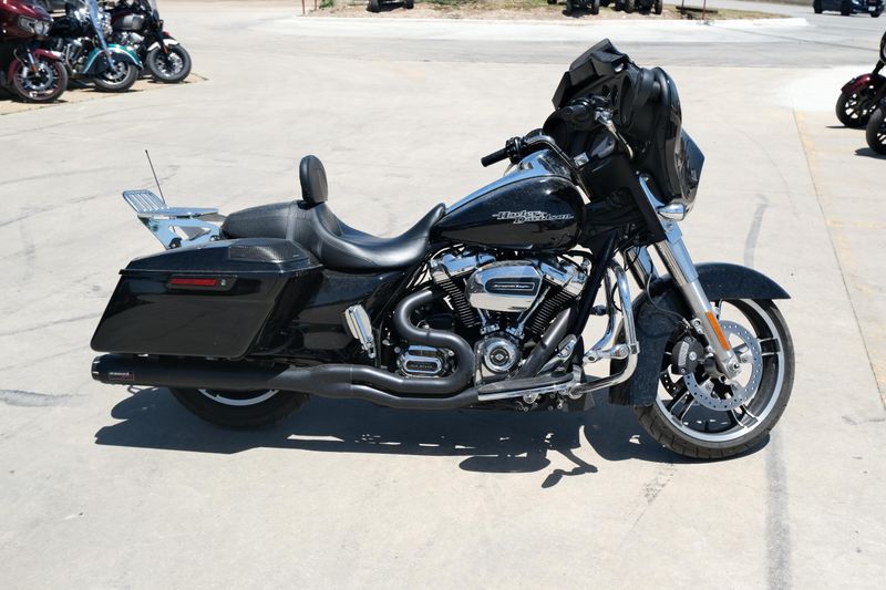 Used 2019 HARLEY STREET GLIDE BLACK Image 2