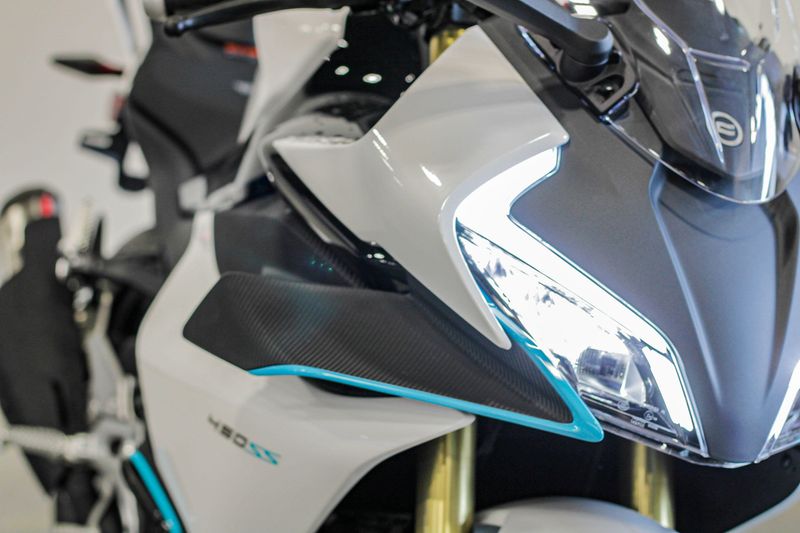 2024 CFMOTO 450SS NEBULA WHITEImage 13