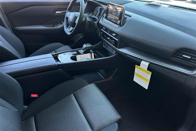 New 2025 Nissan Rogue SVImage 12