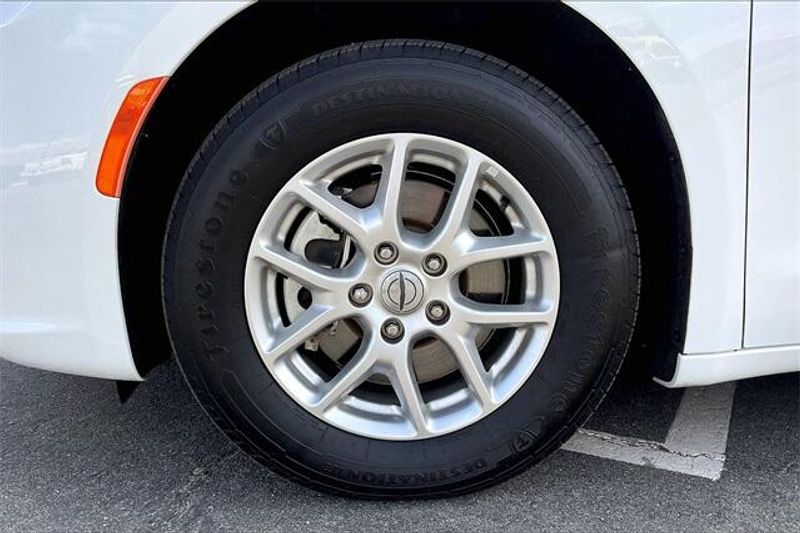 2022 Chrysler Pacifica Touring L photo 7