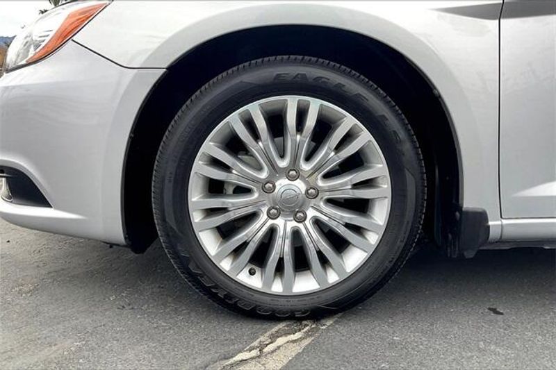 Used 2012 Chrysler 200 LimitedImage 8