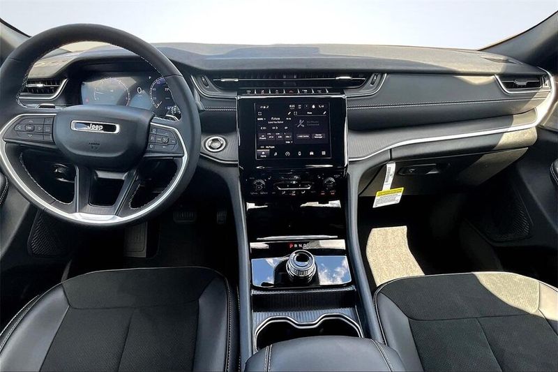 2025 Jeep Grand Cherokee Altitude photo 5