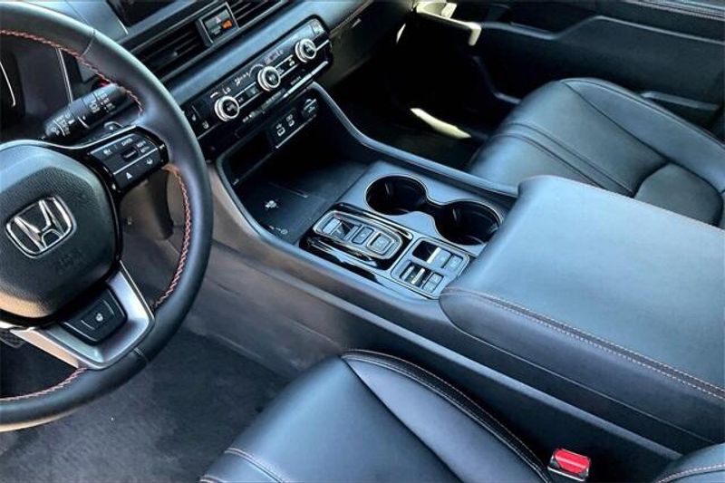 Used 2025 Honda Pilot TrailSportImage 17
