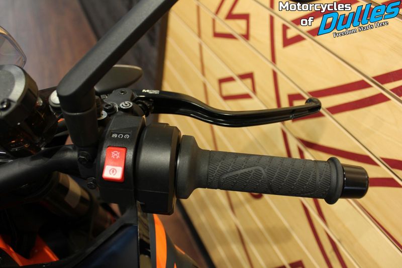 2023 KTM 890 DUKE R Image 15