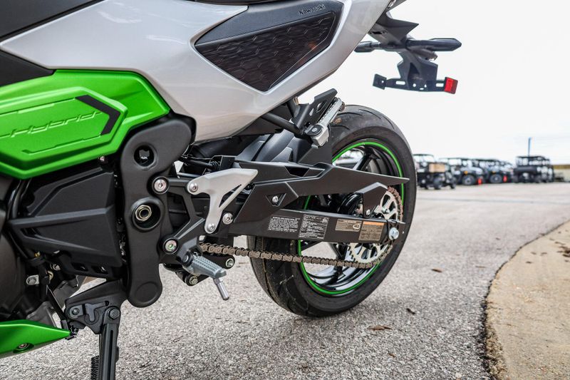 2024 Kawasaki NINJA 7 HYBRID ABS METALLIC BRIGHT SILVER AND METALLIC MATTE LIME GREEN AND EBONYImage 18