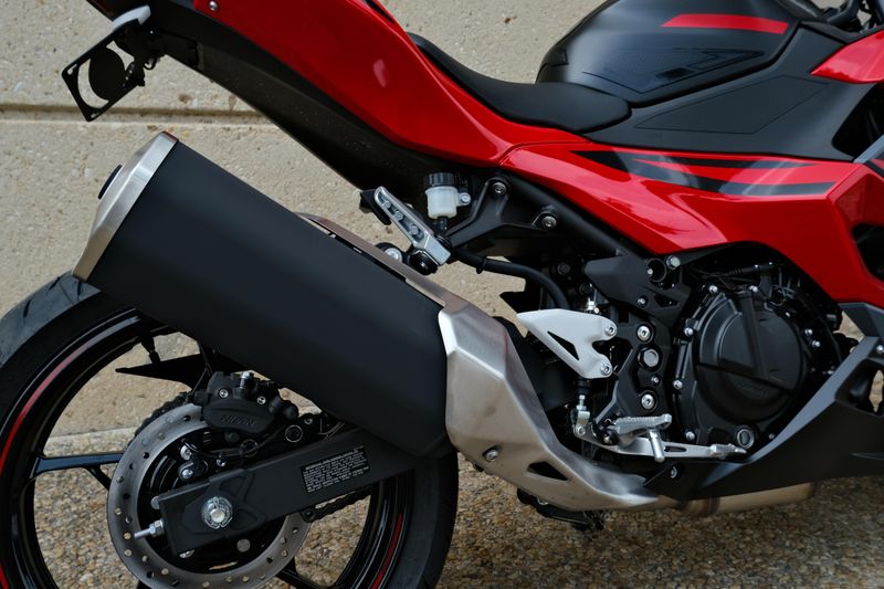 2025 Kawasaki NINJA 500 SE ABS PASSION RED AND METALLIC FLAT SPARK BLACK AND METALLIC MATTE DARK GRAY Image 5