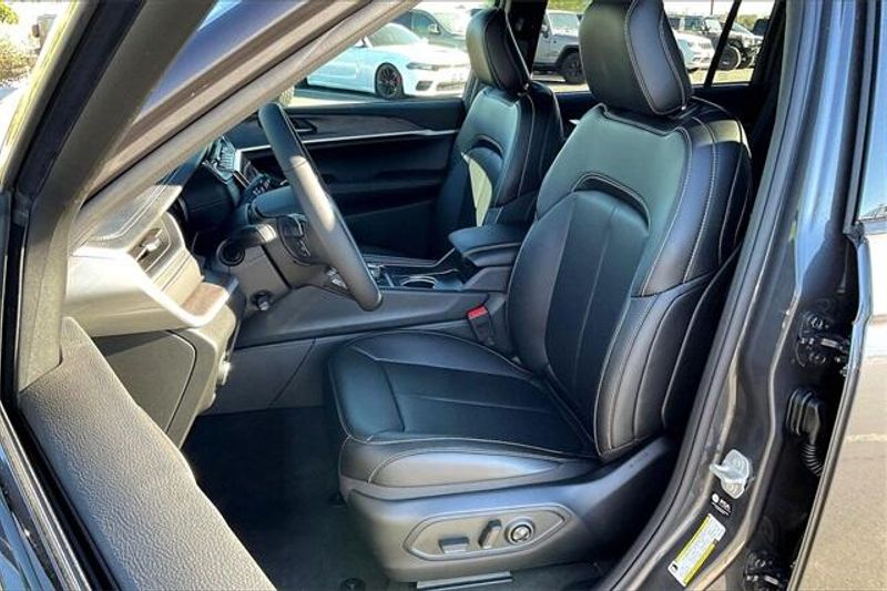 New 2025 Jeep Grand Cherokee L Limited 4x4Image 8