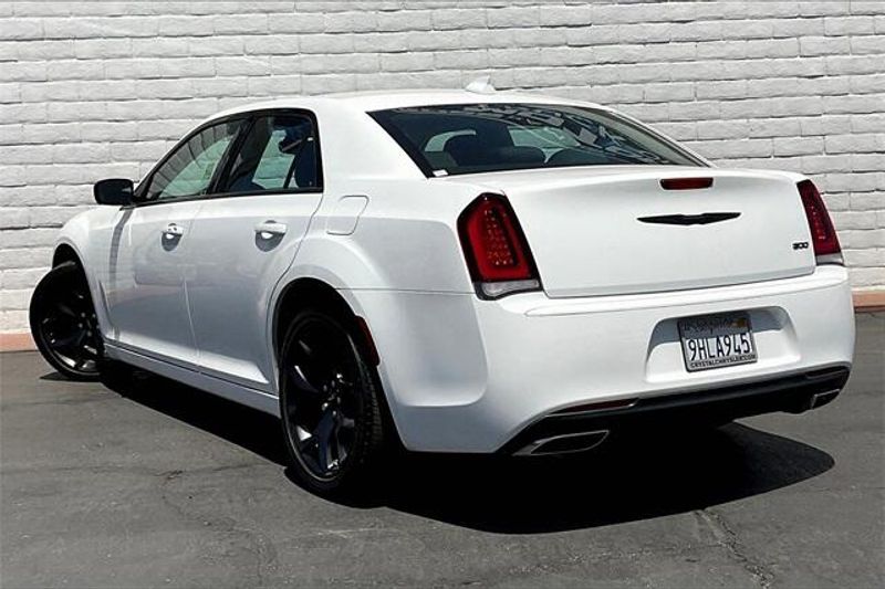 2023 Chrysler 300 TouringImage 10