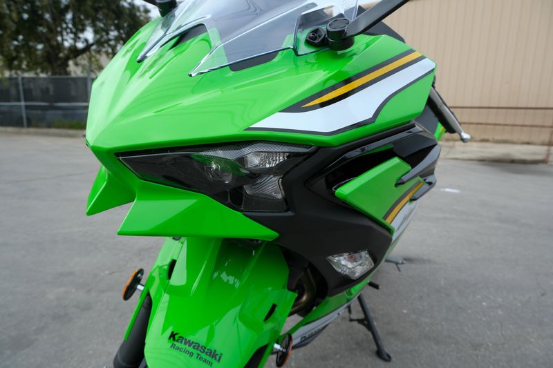 2025 Kawasaki NINJA 500 KRT EDITION LIME GREEN AND EBONY AND PEARL BLIZZARD WHITEImage 7