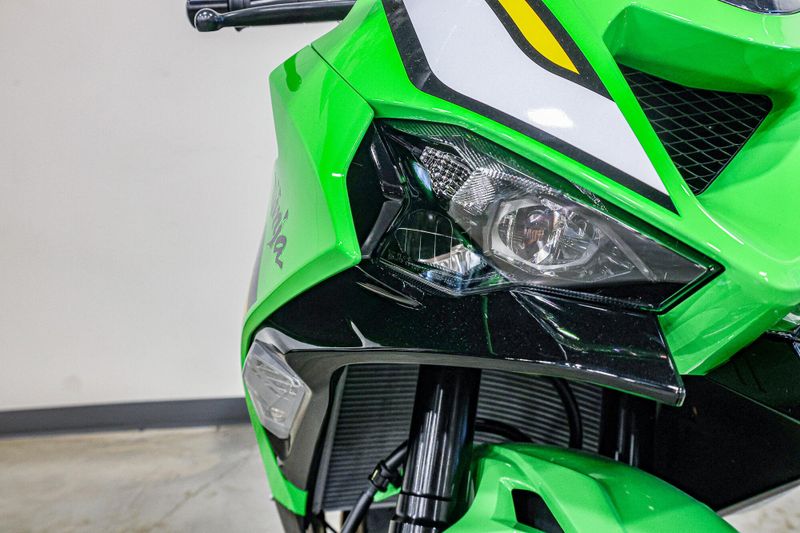 2025 Kawasaki NINJA ZX6R KRT EDITION LIME GREEN AND EBONY AND PEARL BLIZZARD WHITEImage 14