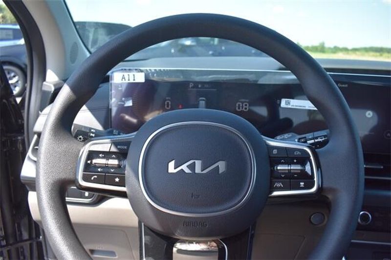 2025 Kia Carnival LXImage 24