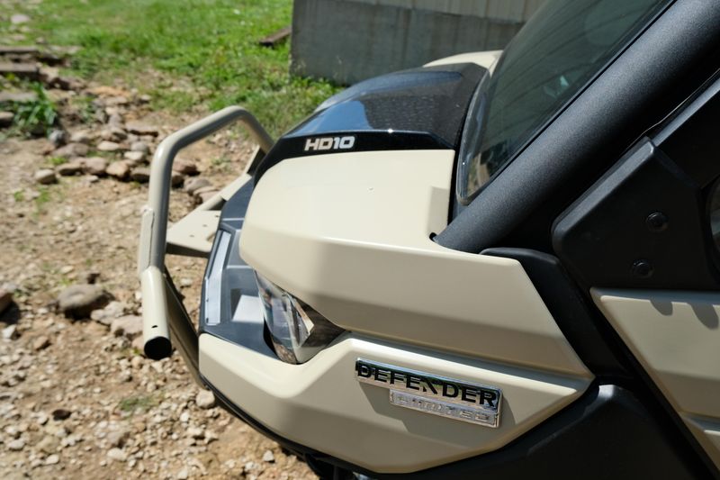 2025 Can-Am DEFENDER MAX LIMITED CAB HD10 DESERT TAN AND STEALTH BLACK Image 13