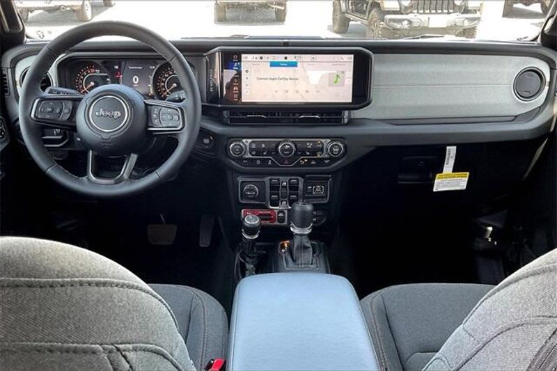 2025 Jeep Gladiator Willys photo 4