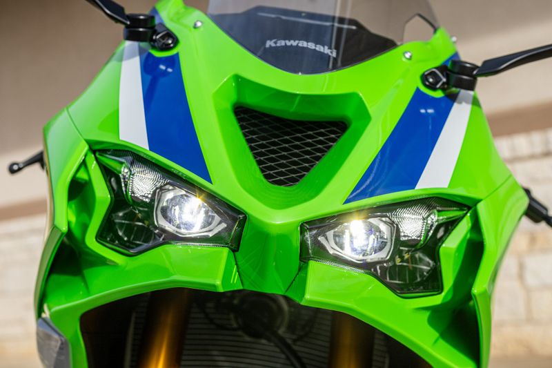 2024 KAWASAKI NINJA ZX6R 40TH ANNIVERSARY EDITION ABS LIME GREEN AND PEARL CRYSTAL WHITE AND BLUEImage 5