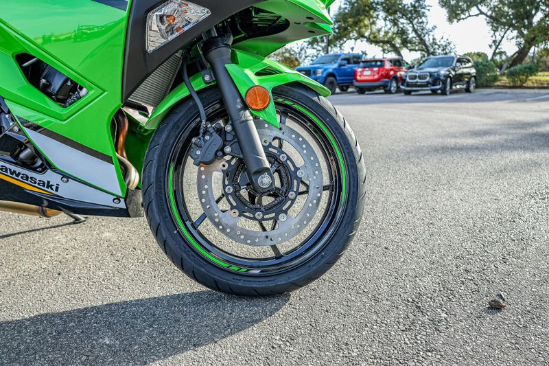 2025 Kawasaki NINJA 500 KRT EDITION LIME GREEN AND EBONY AND PEARL BLIZZARD WHITEImage 17