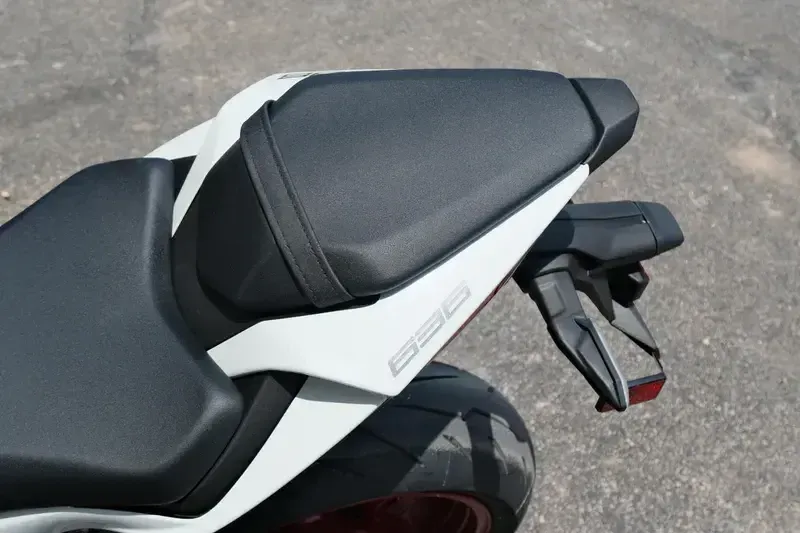 New 2025 Kawasaki Ninja  ZX6R Pearl Robotic WhiteMetallic Graphite Gray Image 18