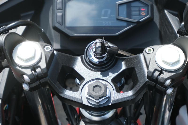 2025 Kawasaki NINJA 500 ABS PASSION RED AND METALLIC FLAT SPARK BLACK AND METALLIC MATTE DARK GRAY Image 13