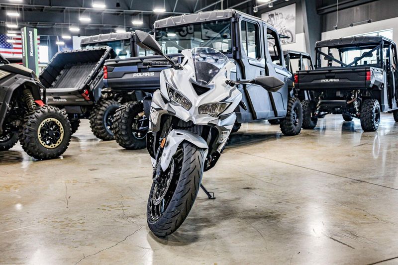 2025 Kawasaki NINJA ZX4RR ABS METALLIC MATTE WHITISH SILVER AND METALLIC FLAT SPARK BLACK Image 3