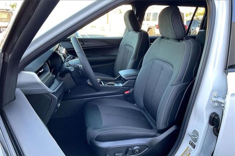 New 2025 Jeep Grand Cherokee L Laredo 4x4Image 8