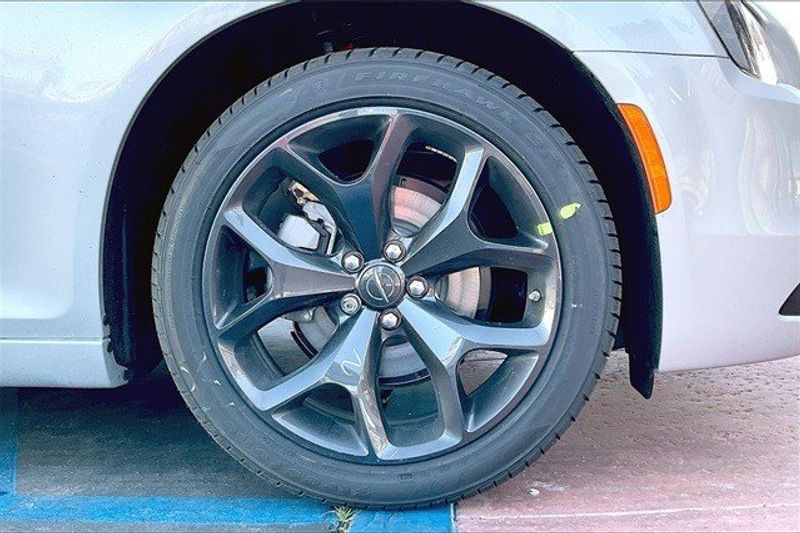 2023 Chrysler 300 TouringImage 10