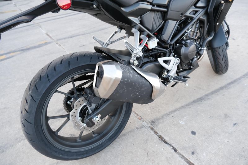 2025 Honda CB300R ABS MATTE BLACK METALLICImage 17