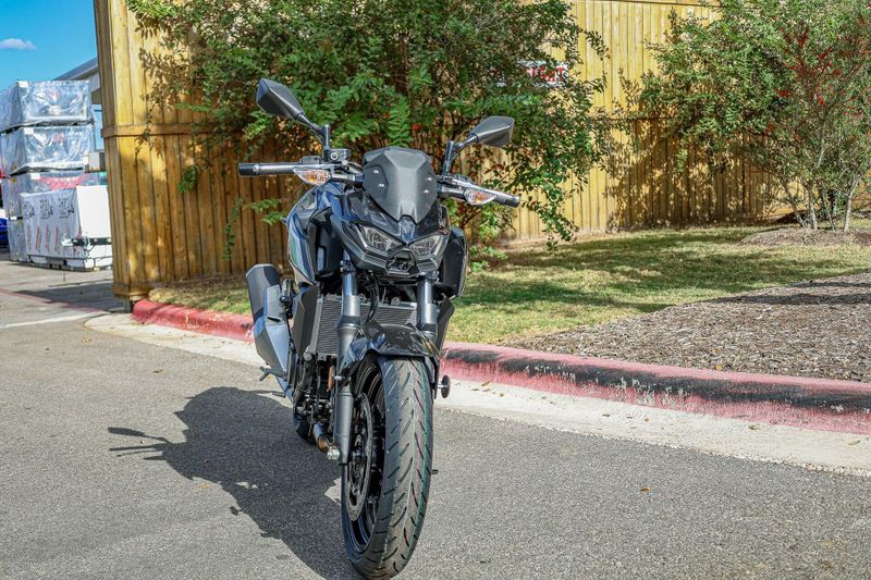2025 Kawasaki Z500 ABS METALLIC SPARK BLACK AND METALLIC MATTE GRAPHENESTEEL GRAY Image 3