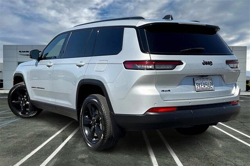 Used 2023 Jeep Grand Cherokee L AltitudeImage 10