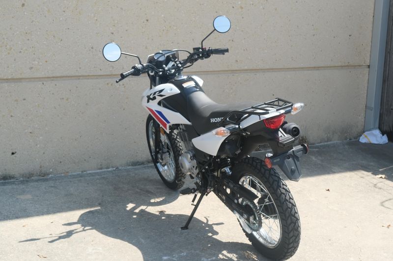 2025 Honda XR150L WHITE Image 5