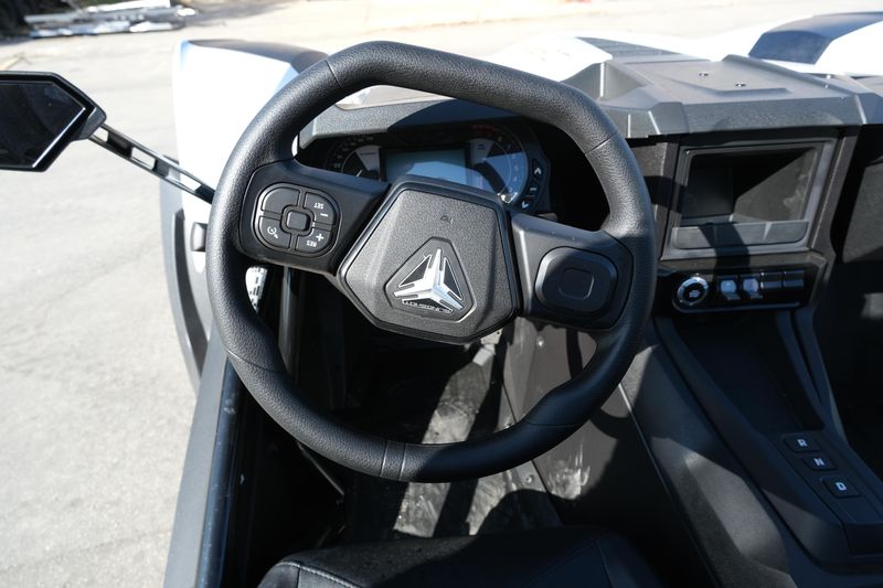 2024 Polaris SLINGSHOT S AUTODRIVE MOONLIGHT WHITEImage 26