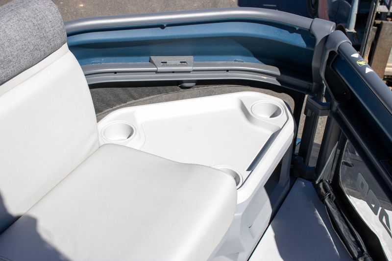 NEW 2026 SEADOO SWITCH CRUISE 21 300HP TECH PACKAGE WITH PAINTED TRAILER Image 26