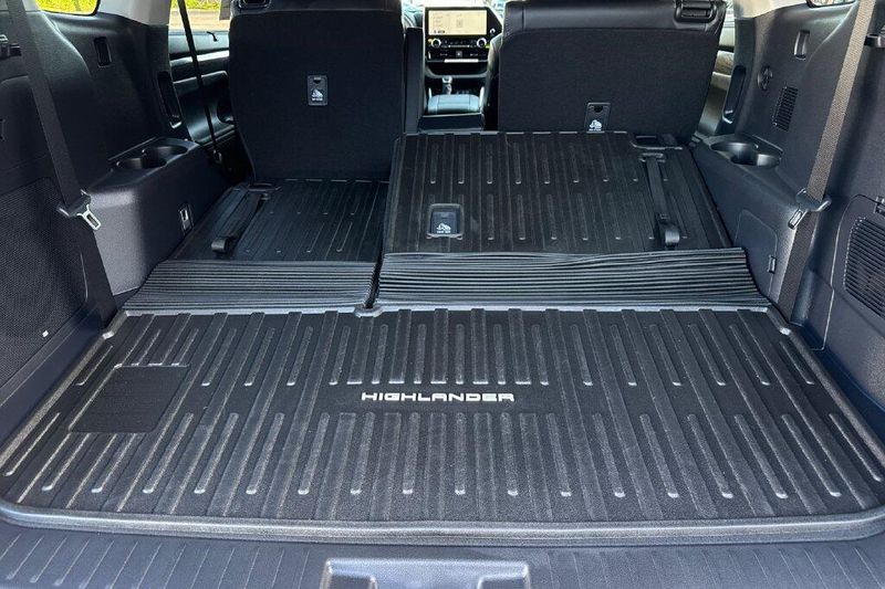 New 2026 Toyota Highlander Hybrid PlatinumImage 17