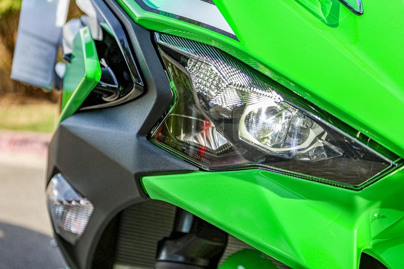 2025 Kawasaki NINJA 500 KRT EDITION LIME GREEN AND EBONY AND PEARL BLIZZARD WHITEImage 3