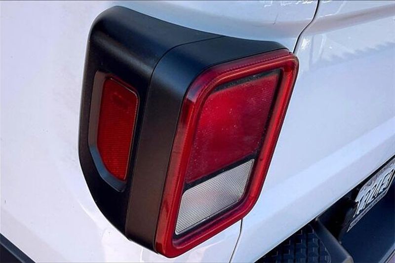2021 Jeep Gladiator Sport photo 28