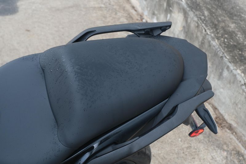 2023 Kawasaki VERSYS 650 LT METALLIC SPARK BLACK AND METALLIC FLAT SPARK BLACK Image 10