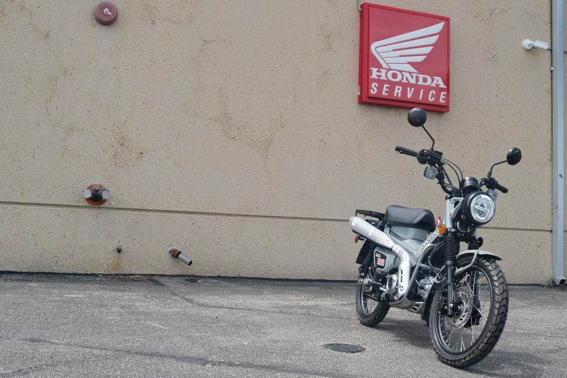 2025 Honda TRAIL 125 PEARL SMOKY GRAY Image 17