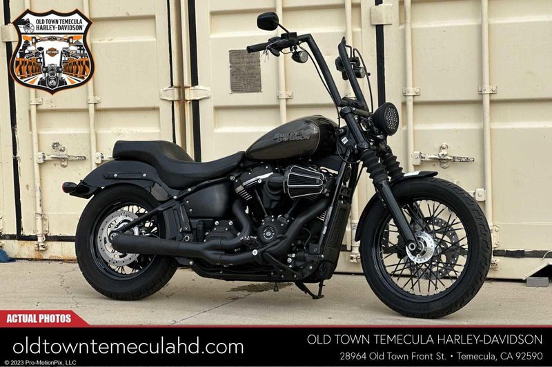 2020 Harley-Davidson Softail in a RIVER ROCK GRAY W/PINSTRIPE exterior color. BMW Motorcycles of Temecula – Southern California (951) 506-6903 bmwmotorcyclesoftemecula.com 