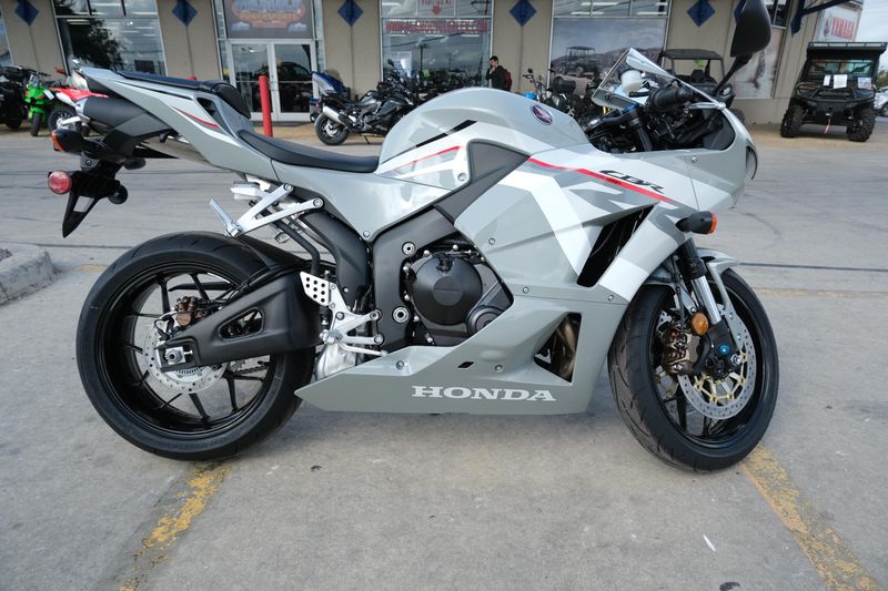 2025 Honda CBR600RR DEEP PEARL GRAYImage 31