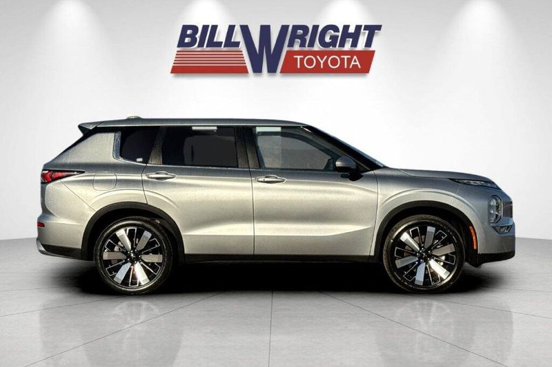 Used 2025 Mitsubishi Outlander SEImage 2