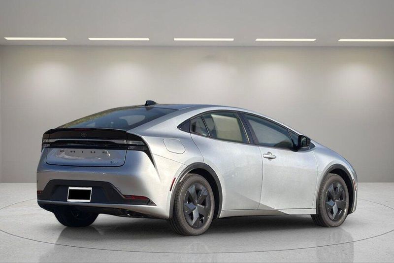 New 2027 Toyota Prius Plug-In Hybrid SEImage 3