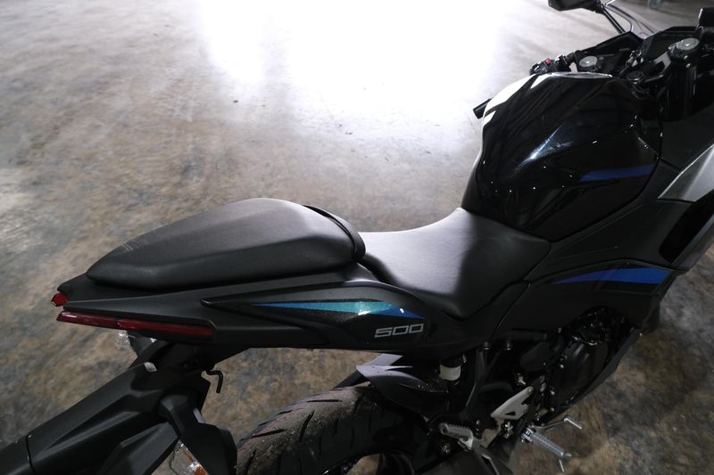 2025 Kawasaki NINJA 500 ABS METALLIC FLAT SPARK BLACK AND METALLIC SPARK BLACK AND METALLIC MOONDUST GRAYImage 15